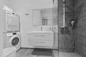 a bathroom with a sink and a washing machine at 84160-Ebeltoft-Baekholmen-5-A in Ebeltoft +18 photos