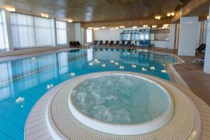 สระว่ายน้ำที่อยู่ใกล้ ๆ หรือใน Hotel Laaxerhof