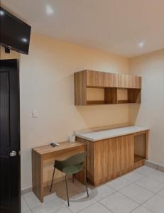 a small kitchen with a desk and a chair at Hotel Centro Apatzingán in Apatzingán de la Constitución