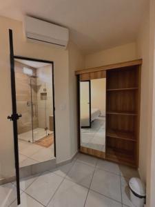 a bathroom with a mirror and a walk in closet at Hotel Centro Apatzingán in Apatzingán de la Constitución +17 photos