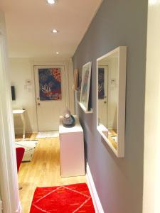 Modern Design Studio في تورونتو: غرفة معيشة مع سجادة حمراء ومرآة
