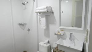 a white bathroom with a sink and a toilet at MAKEYA Home-Hotel in Churín