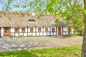 an old house with a thatched roof at 30580-Odder-Grindsnabevej-31 in Odder