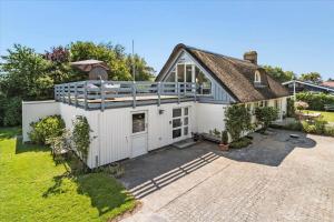 an exterior view of a house with a garage at 30508-Odder-Dyngby-Havvej-42 in Odder +20 photos