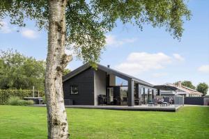 a modern house with a black facade at 40149-Juelsminde-Gl-Dykjaer-14 in Juelsminde