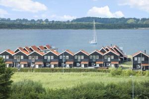 a row of houses next to a body of water at 40168-Juelsminde-Strandengen-52 in Juelsminde