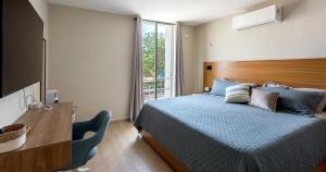 a bedroom with a blue bed with a wooden headboard at Casa Venado in Caucel