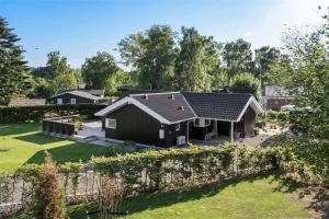 an aerial view of a house with a garden at 40146-Juelsminde-Elmealle-24 in Juelsminde