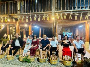 a group of people sitting on a bench in a room at Framstay Mây Sườn Đông in Ðại Từ +51 photos