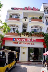 a hotel with a sign in front of a building at Khách sạn Hải Âu - Phố đi bộ Cô Tô in Gow Tow