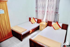 a small room with two beds and a window at Khách sạn Hải Âu - Phố đi bộ Cô Tô in Gow Tow