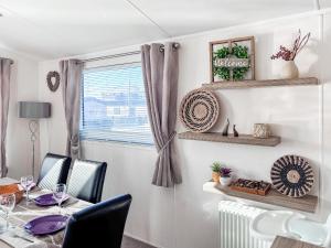 a dining room with a table and chairs and a window at Sunset Lodge in Lancaster +12 photos