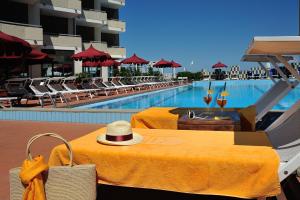 The swimming pool at or close to UNAHOTELS Imperial Sport Hotel