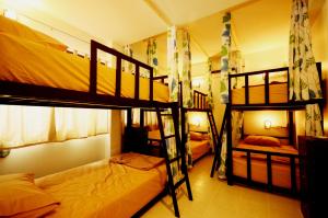 a bedroom with two bunk beds in a room at Early Bird Hostel Ayutthaya in Phra Nakhon Si Ayutthaya