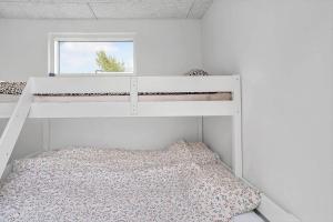 a bedroom with a bunk bed and a window at 40160-Juelsminde-Hasselvej-8 in Juelsminde