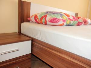 Säng eller sängar i ett rum på Apartments Viola Kampor