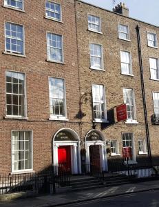 un edificio de ladrillo con una puerta roja en una calle en Hazelbrook House B&B, en Dublín