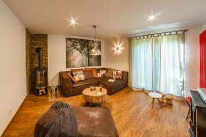 a living room with a couch and a table at Ferienhaus waldReich in Horbach