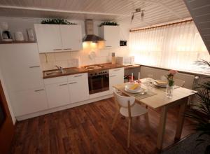Kuchyň nebo kuchyňský kout v ubytování Nordsee Haus An't Oll Deep