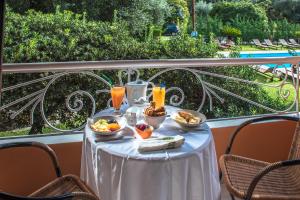 een tafel met eten en drinken op een balkon bij Aparthotel Ano in Acharavi