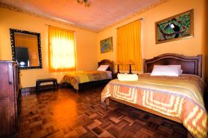 1 dormitorio con 2 camas en una habitación en The Yellow House, en Quito