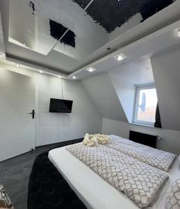 a bedroom with a large white bed in a room at Phöenixpalace Whirlpool & Infarotsauna in Dortmund