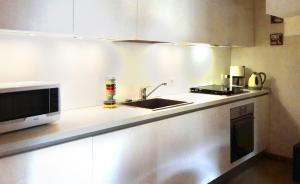 Appartamento vicinanze Vittoriale - Gardone Rivieraにあるキッチンまたは簡易キッチン
