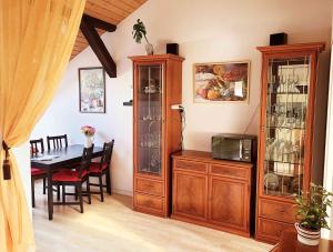 a dining room with a table and a cabinet with wine glasses at FeWo Hoffmann DG - Ihr Domizil für Arbeit oder Kurzurlaub in Böhlen