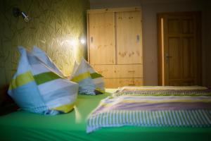 ein Schlafzimmer mit 2 Betten und bunten Kissen darauf in der Unterkunft Ferienwohnung "Beim Nachtwächter" in Görlitz