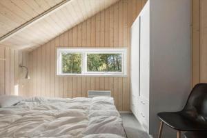 a bed in a room with a window at M397-Vaeggerlose-Stolt-Henriksvej-111 in Bøtø By