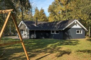 a black house with a gambrel roof at M397-Vaeggerlose-Stolt-Henriksvej-111 in Bøtø By
