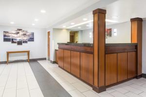 a bar in a waiting room with a bench at Baymont by Wyndham Flagstaff in Flagstaff +40 photos