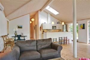 a living room with a couch and a kitchen at 902-N-Tisvildeleje-Klovervej-9 in Tisvildeleje