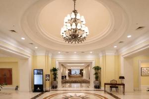 a large lobby with a chandelier hanging from the ceiling at La Vie Dor Hotel and Resort, Trademark Collection by Wyndham in Hwaseong +81 photos