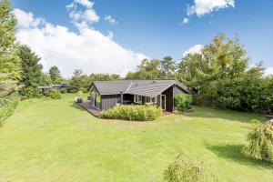 a small house in a field with a yard at 1576-Liseleje-Korntoften-7 in Liseleje