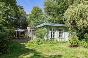 a small green house in the middle of a yard at 1601-Melby-Muldbjergvej-1 in Melby