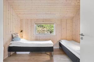 two beds in a room with a window at 1572-Melby-Kildegardsvej-10 in Melby