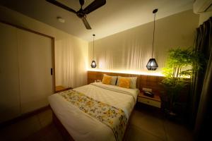 a bedroom with a bed and a ceiling fan at Casa Luma 1BHK Furnished Siolim Swimming Pool Jacuzzi Sauna in Cunchelim +16 photos