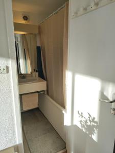 a bathroom with a shower and a sink at Appartement en résidence Valras-Plage in Valras-Plage