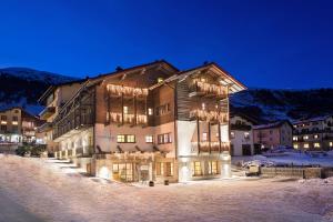 Nespecifikovaný výhled na hory nebo výhled na hory při pohledu z hotelu