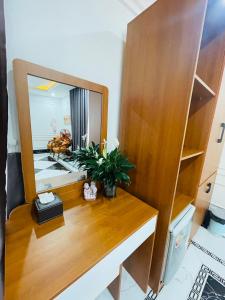 a desk with a mirror in a room at Tôm Tít Homestay in Phú Quốc
