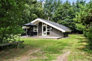 a small house in the middle of a yard at 30134-Ulfborg-Klovervej-475 in Ulfborg