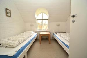 two beds in a room with a window at 20135-Ulfborg-Fyrrebakken-7 in Ulfborg