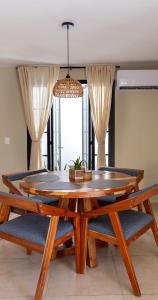 a dining room table and benches in a room at Casa Venado in Caucel