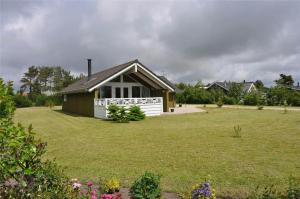 a small house in a yard with a large grass yard at 30070-Ulfborg-Klovervej-478 in Ulfborg