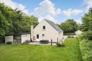 a white house with a large yard at 80057-Ulfborg-Rolighedsvej-3 in Ulfborg