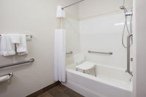 Gallery image of Baymont by Wyndham Auburn in Auburn +26 photos
