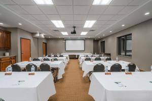 a conference room with white tables and chairs and a screen at Wingate by Wyndham Bowling Green in Bowling Green +68 photos