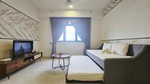 a small room with a bed and a television at Setia Alam Edu Sentral # JSA Walking Distance # Setia Convention Centre & Setia City Mall in Setia Alam