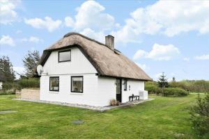 a small white house with a thatched roof at 20041-Ulfborg-Knakvej-10 in Ulfborg